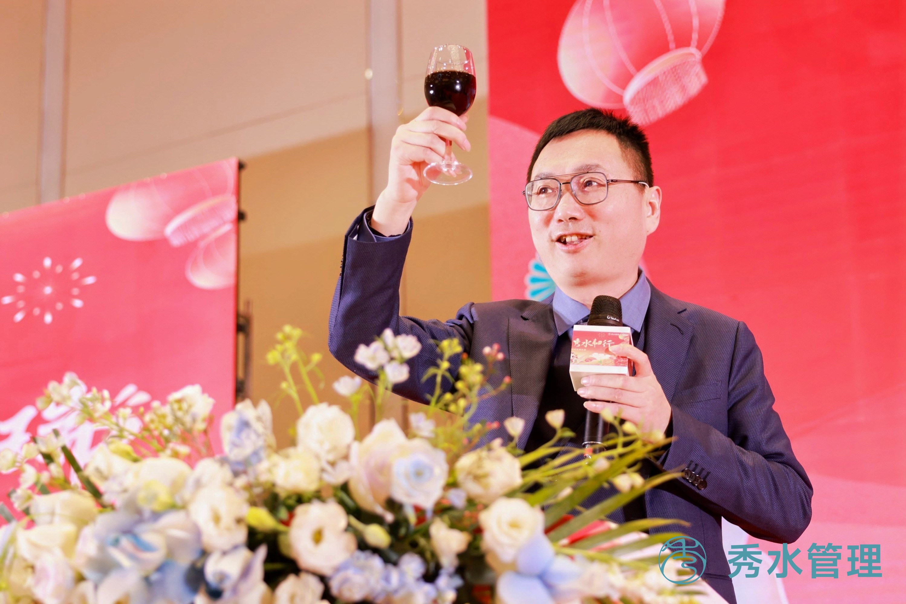 举杯.jpg